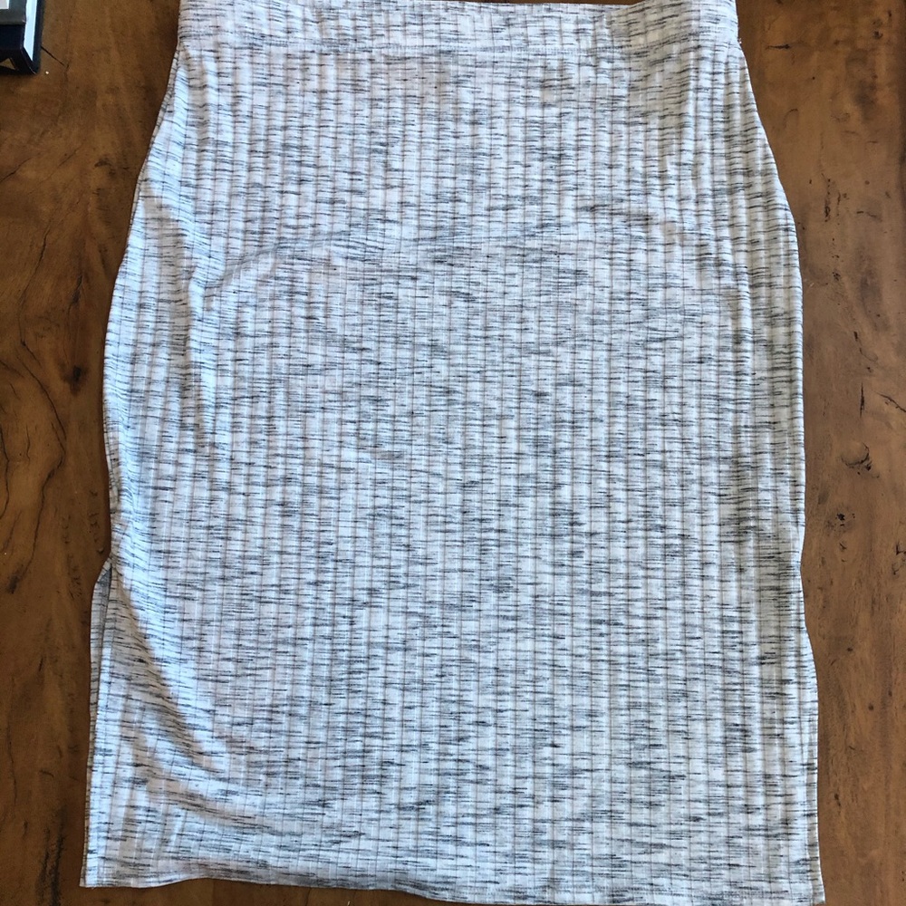 3/$18 NWOT Marbled Knit Skirt